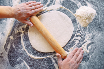 Knead the dough with the ingredients.