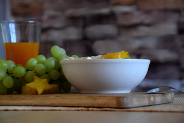 vegetarisches Müsli mit Obst, Nüssen und Joghurt 6