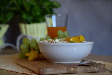 Obraz na płótnie Canvas vegetarisches Müsli mit Obst, Nüssen und Joghurt 5