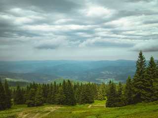 Pochmurne niebo w g&oacute;rach