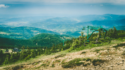 Wyciąg narciarski w górach