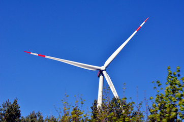 Windrad vor blauem Himmel