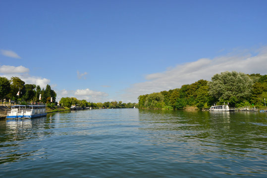 Sur la Seine entre le quai d'Andr&eacute;sy et l'&icirc;le Nancy (78570), d&eacute;partement des Yvelines en r&eacute;gion &Icirc;le-de-France, France	