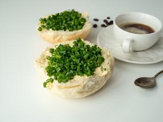 Bułka ze szczypiorkiem i kawą