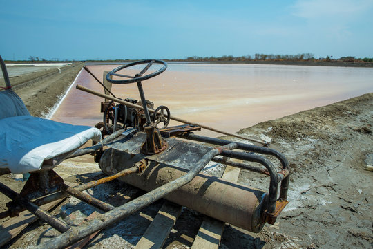 The Rust on roller cart, on the salt farmig 