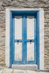 Rustykalne drzwi w antycznym budynku z kamienia