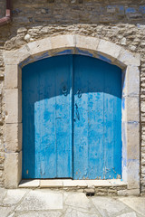 Rustykalne drzwi w antycznym budynku z kamienia