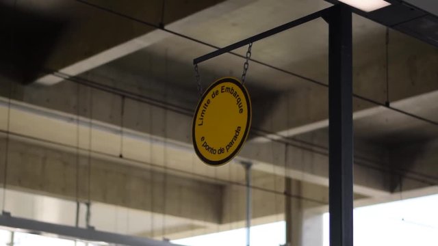 Boarding limit and stop point (Limite de embarque e ponto de parada) sign on a subway train station in Brazil