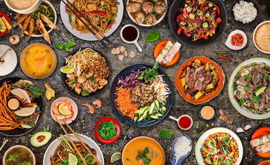 Fond de cuisine asiatique avec divers ingrédients sur fond de pierre rustique, vue de dessus.