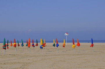 Parasols colorés sur la plage de Deauville