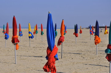 Parasols color&eacute;s sur la plage de Deauville