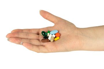 Handfläche mit mehreren Tabletten auf weißem Hintergrund