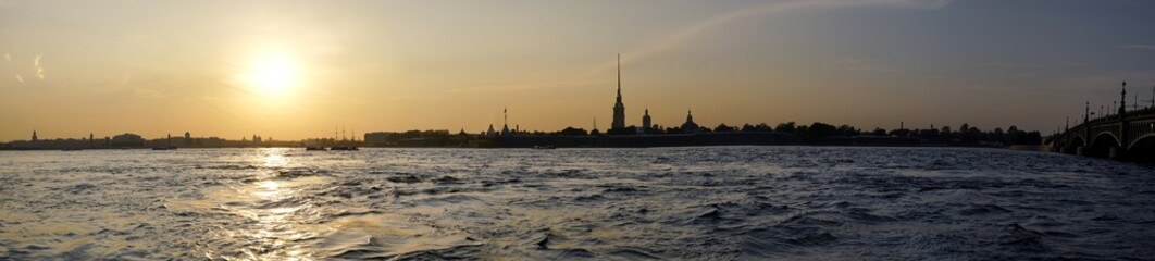 St. Peterburg Abendpanorama an der Newa