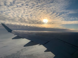Obraz premium airplane wing in the sky