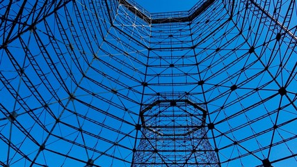 Alter ungenutzer Kühlturm, Metallgerippe, Industrieanlage