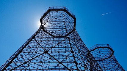 Alter ungenutzer Kühlturm, Metallgerippe, Industrieanlage