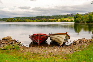 Barques paisibles en bord de lac