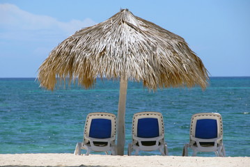 Transats et parasols en bord de mer, eau turquoise, sable blanc, Trinidad, Cuba, Caraïbes
