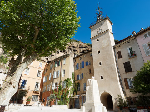 Cotignac dans le Var. Place de la Mairie et le Campanile