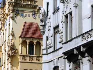 Statue negli  angoli di due palazzi antichi di  Praga in Repubblica Ceca.