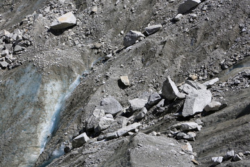 Cordon morainique. La Mer de Glace. Glacier alpin de vallée. Massif du Mont-Blanc. / Morainic cord. The Sea of Ice. Valley Alpine Glacier. Massif of Mont Blanc.