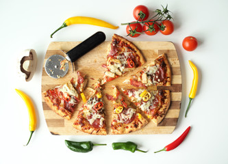 Domowa pizza gotowa do jedzenia - obrazy, fototapety, plakaty