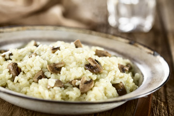 Frischer hausgemachter Risotto mit Champignons (Selektiver Fokus, Fokus in die Mitte des Bildes)