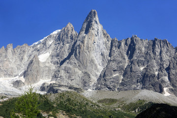 Fototapeta na wymiar Les Drus (3754 m). Le petit Dru (3.730 m) et le grand Dru (3.754 m). Glacier du Nant Blanc. Rogon des Drus. Glacier des Drus. Aiguille Verte. Vue de la mer de Glace. Chamonix.
