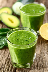 Frischer hausgemachter grüner Smoothie aus Spinat, Gurke, Avocado und Zitronensaft (Selektiver Fokus, Fokus ein Drittel in das erste Getränk)