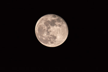 Vollmond und schwarzer Himmel über Berlin
