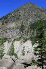 La Mer de Glace. Petit âge glaciaire. Bloc de granit et cordons morainiques qui montrent des reculs entrecoupés de ré-avancées d'une ou plusieurs décennies. Montenvert. Chamonix Mont-Blanc.