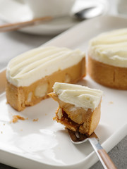 Tartlet with macadamia, caramel cream and vanilla ganache.