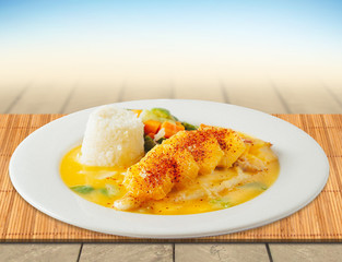 pescado a la naranja filete en salsa con arroz verduras comida de verano fresco