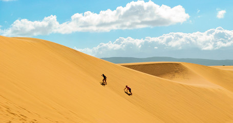 Golden desert with blue sky clouds and two mens desierto dorado algunas nubes en cielo azul y dos hombres