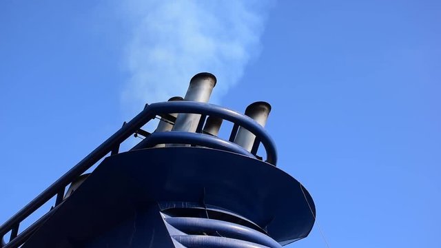 Ripresa video di ciminiere di una nave durante la navigazione