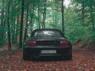 Obraz na płótnie Canvas Ein Cabrio mit geschlossenem Verdeck im Wald