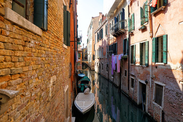 Fototapeta na wymiar Colorful Venetian canal