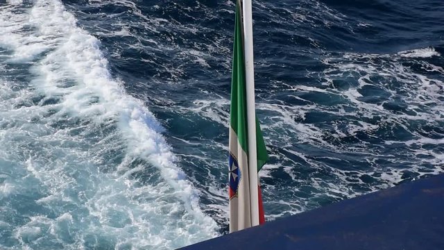 bandiera della marina italiana posta a poppa della nave ripresa durante la navigazione