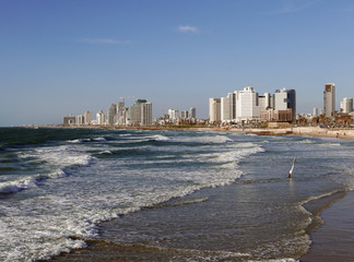 lo skyline con i grattacieli di tel aviv visto dal mare