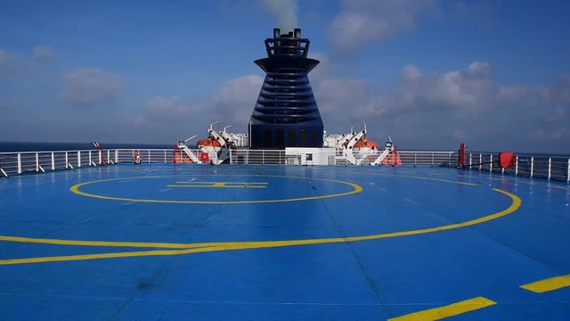 ciminiere di una nave in navigazione sul mediterraneo