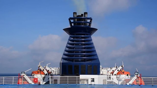 ciminiere di una nave in navigazione sul mediterraneo