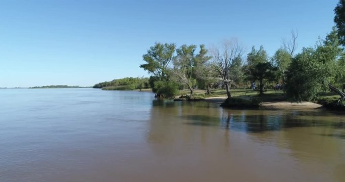 vista aerea playa con arboles en rio parana
