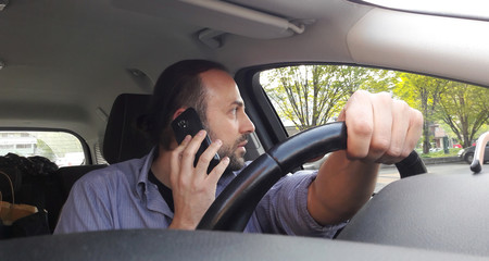 Telefonare alla guida dell'auto - illegale