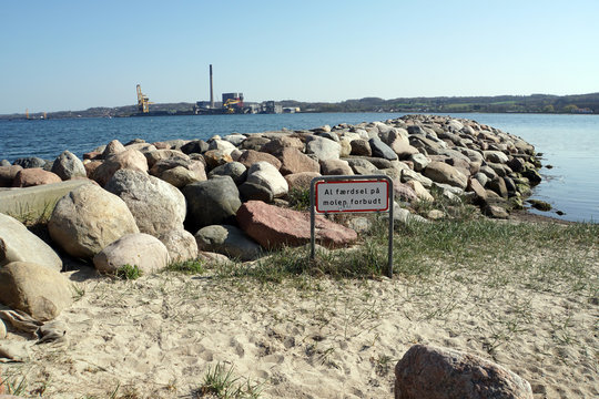 Schild mit Fahrverbot am Sandstrand von Apenrade