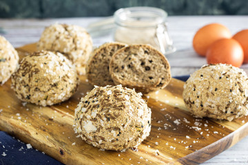 glutenfreie Low Carb Brötchen mit Kümmel und Salz
