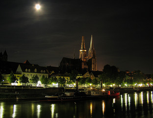 Fototapeta na wymiar Regensburger Dom bei Nacht mit Vollmon