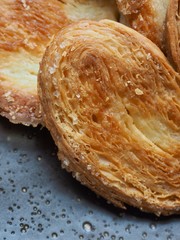 하트 모양의 페스츄리 생지 과자