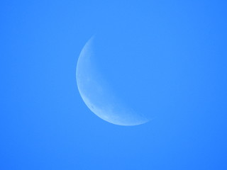 青空の月