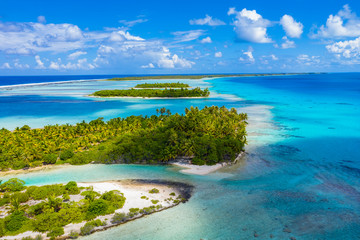Fototapeta Drone aerial video of Rangiroa atoll island motu and coral reef in French Polynesia, Tahiti. Amazing nature landscape with blue lagoon and Pacific Ocean. Tropical travel paradise in Tuamotus Islands. obraz