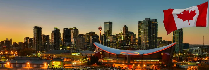 Photo sur Plexiglas Canada Drapeau canadien devant vue sur les toits de la ville de Calgary au crépuscule, Alberta, Canada